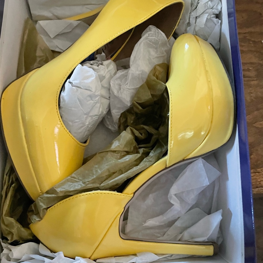 Madden Girl patent yellow pumps, sz 8